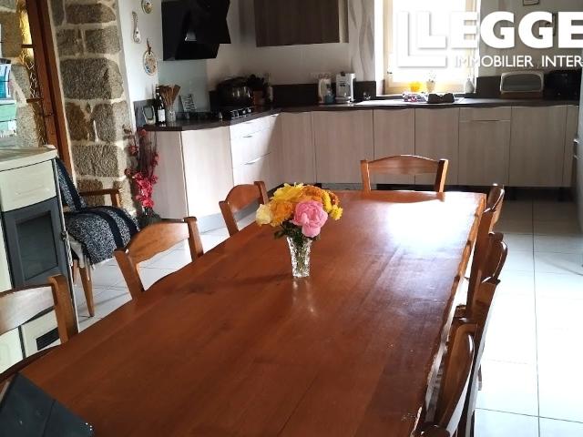 Grande Maison Familiale Rénovée Récemment, Proche de Gouzon, avec Terrasses et Dépendances