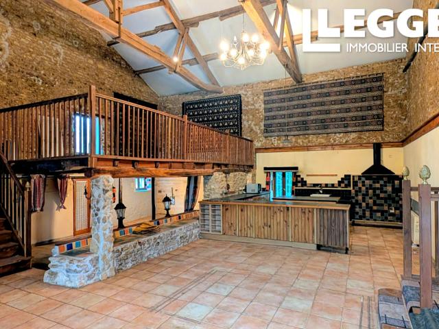 Grande maison individuelle à rafraîchir avec dépendances et beau terrain de 3 519 m²