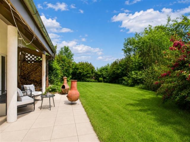Grande maison individuelle avec appartement indépendant, jardin et vue dégagée