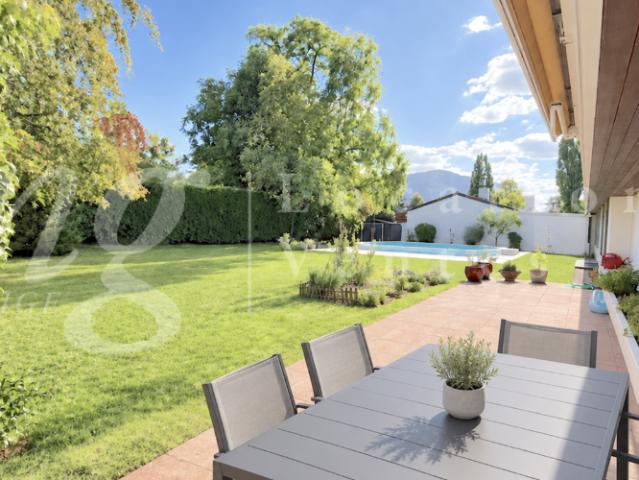 GRANDE MAISON INDIVIDUELLE DE 8 PIECES TRES BEAU JARDIN CLOTURE ARBORE AVEC PISCINE NEUVE