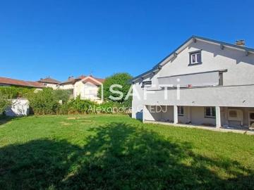 Grande maison individuelle entierement renovee sur terrain plat