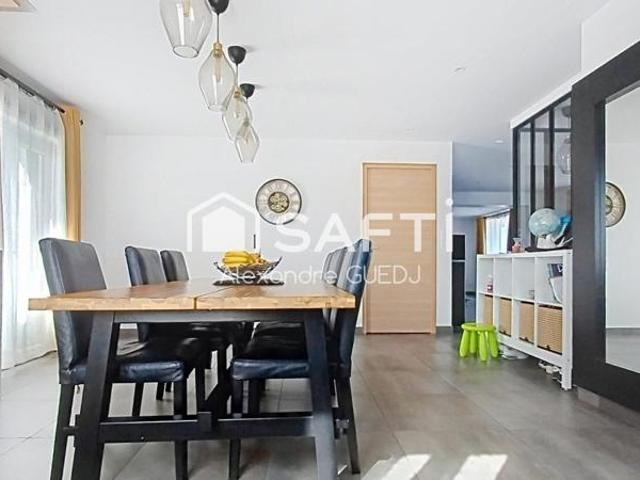Grande maison individuelle entierement renovee sur terrain plat