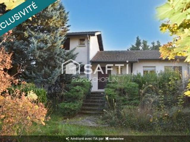 Grande maison lumineuse au coeur d'un petit parc