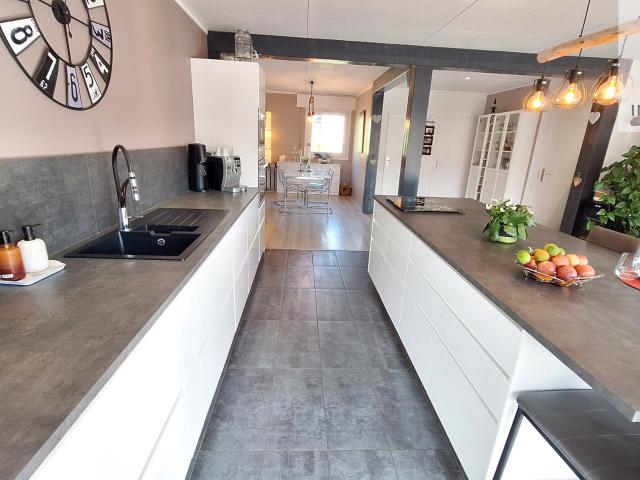 Maison avec multiples possibilités sur plus de 1 200 m2 de terrain
