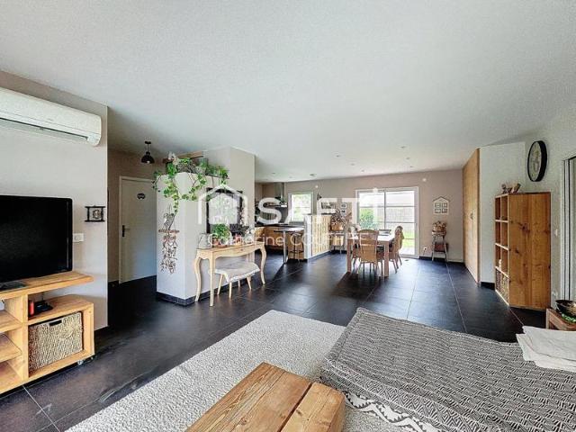 Grande maison plain pied 4 ch, piscine.