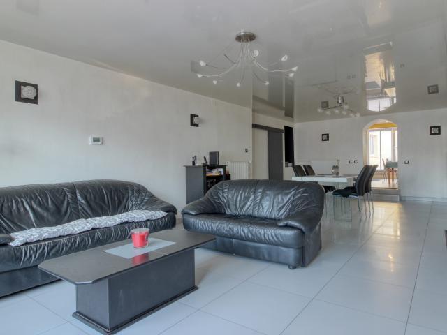 Grande maison rénovée de 235 m2 + garage + grange sur 14 ares