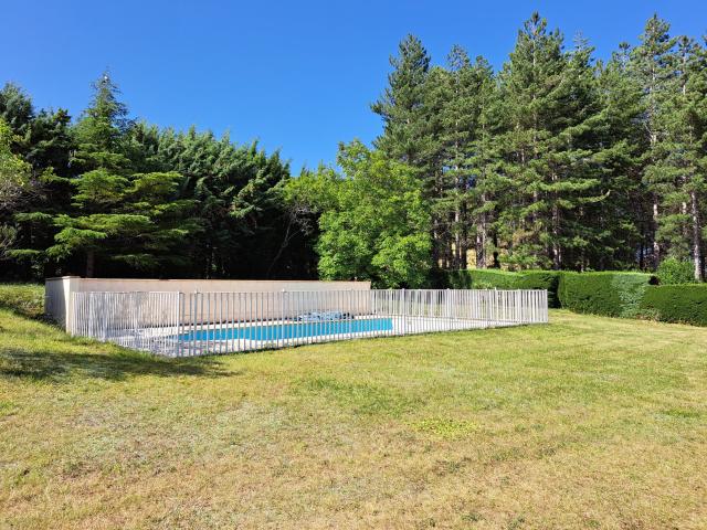 Grande maison sur un terrain de 15 780m2 avec une piscine et. 141m² Saint Julia de Bec