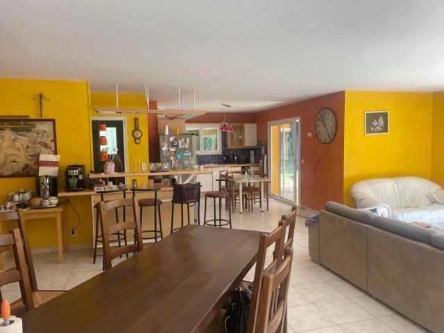 GRANDE MAISON sur un parc arboré avec sa piscine