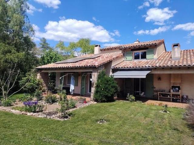 Grande maison traditionnelle avec grand terrain plat