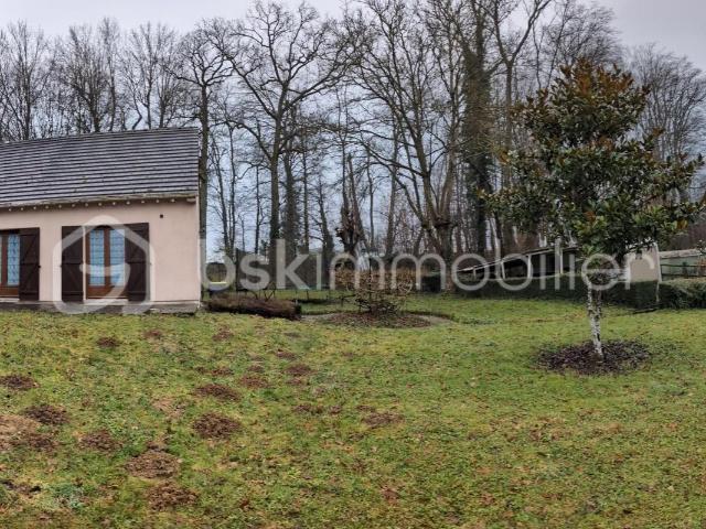 Grande maison traditionnelle avec terrain arboré, sous sol et garage