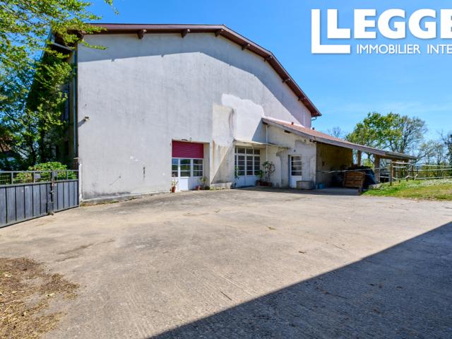Grande maison 290 m² + maisonnette secondaire avec écurie sur 2,34 Ha de prairie