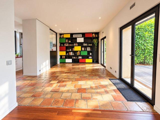 Grande maison 7 pièces, avec piscine, bureau, garage et jardin