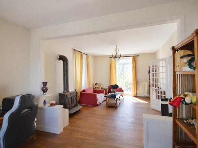 Grande maison 8 p. 218 m² + grange 140 m² sur 30 ares arborés
