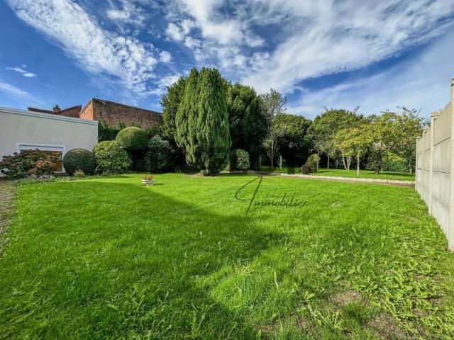 Grande mitoyenne atypique avec 2 grands garages et superbe e. 175m² Fruges