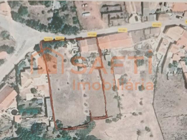 Grande Potencial Terreno com 2 casas habitáveis 0m² Alte