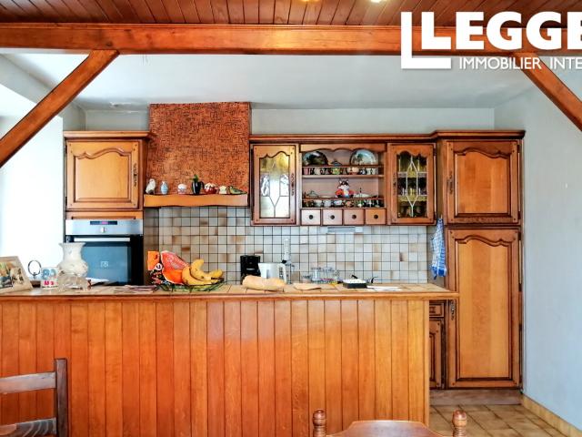 Grande propriété, maison en pierre 5 chb. Grange, Dépendances. 1,7 hectare de terrain. Beaucoup de potentiel