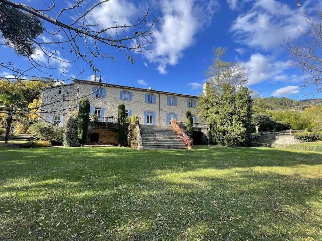 Grande Propriété avec gîtes 2 hectares rivière 1000m² Aubenas