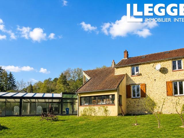 Grande Propriété avec Maison de caractère, piscine et dépendances sur 7 800m² de terrain à une heure de Paris