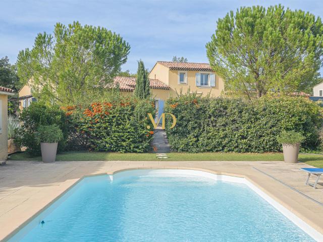 Grande Propriété avec terrain et piscine 252m² Saint Saturnin lès Apt