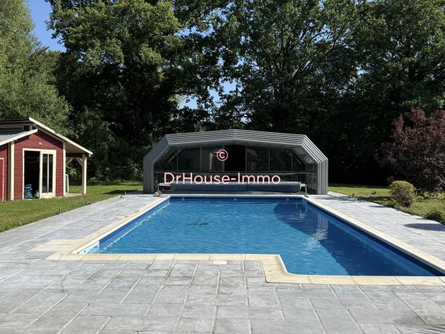 Grande propriété familiale de 8 pièces avec piscine, terrain de 3531m² en bordure de forêt à La Vendue Mignot