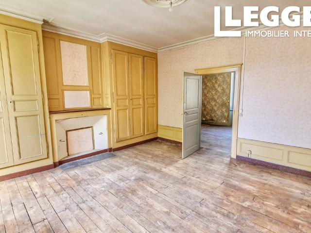 Grande propriété historique actuellement transformée en appartements au centre de la ville d'Aubusson