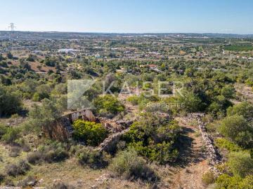 Grande terreno com projeto aprovado para uma vila térrea de 4 quartos com vista para o campo