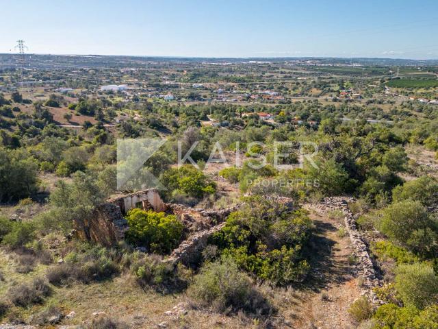 Grande terreno com projeto aprovado para uma vila térrea de 4 quartos com vista para o campo