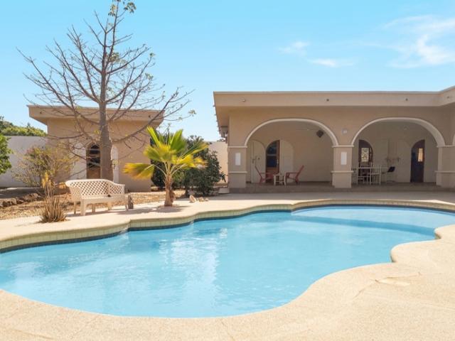 GRANDE VILLA DE 4 CHAMBRES AVEC PISCINE SUR UN TERRAIN ARBORE de 1023m² SITUEE DANS QUARTIER RESIDENTIEL PAISIBLE