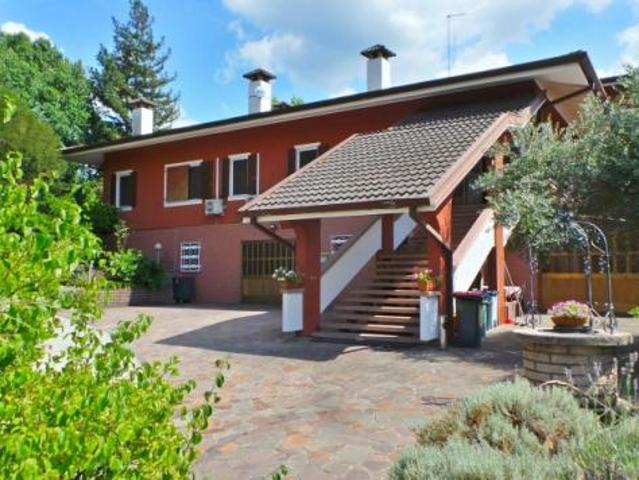 Grande villa indipendente con vigneto