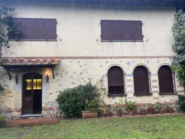 Galleria Fotografica Servizi Grande villa id'epoca in zona prestigiosa Descrizione Richiedi informazioni su questo immobile