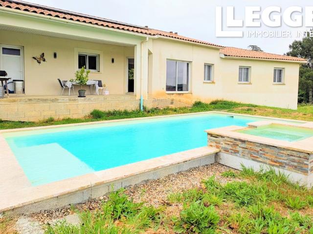 Grande villa renovée avec belle vue dégagée, piscine  terrasse couverte, garage dans un petit village