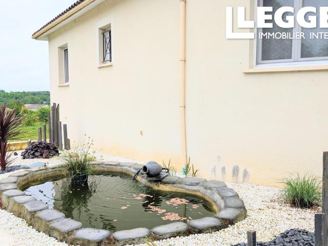 Grande villa renovée avec belle vue dégagée, piscine  terrasse couverte, garage dans un petit village