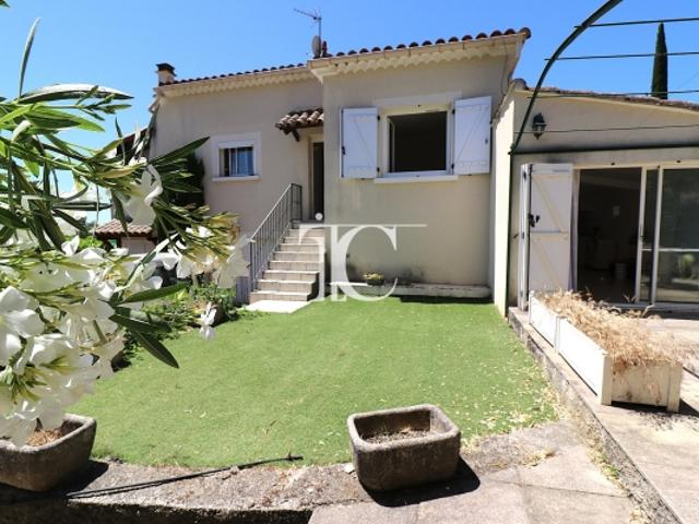 Grande villa traditionnelle trois unités d'habitation + piscine sur 1000 m² clos