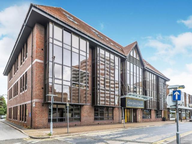 Grandera House, 61 73 Staines Road. 2 bed flat to rent £1,695 pcm £391 pw