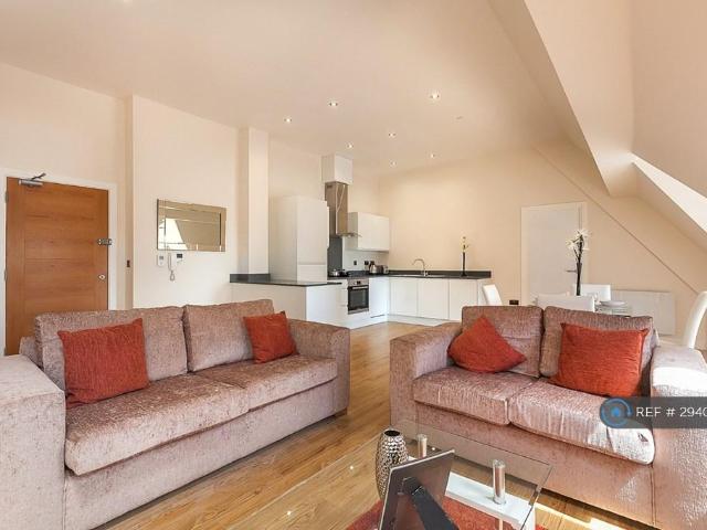 Grandera House, Sunbury On Thames, TW16 2 bed flat to rent £1,695 pcm £391 pw