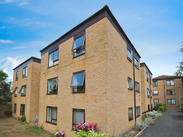 Grandfield Avenue, Nascot Wood, Watford WD17, 2 bed flat to rent, £1,700 pcm | PrimeLocation