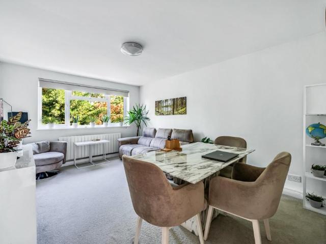 Grandfield Court, Park Road, London, W4 2 bed flat to rent £3,750 pcm £865 pw