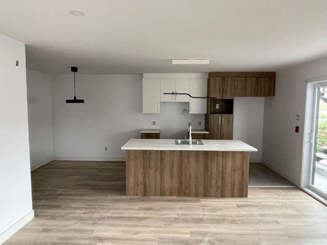 Grands 5½ Demi sous sol, construction neuve