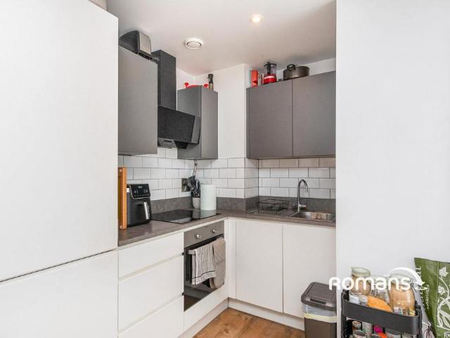 Grandview, 296 Farnborough Road. 1 bed flat to rent £1,300 pcm £300 pw