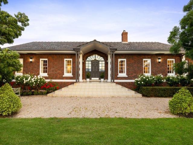 Grandview Rural Living with Space to Roam and Sea Views
