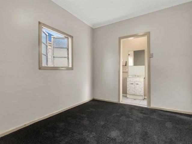 GRANNY FLAT IN A MAGIC PETRIE TERRACE LOCATION