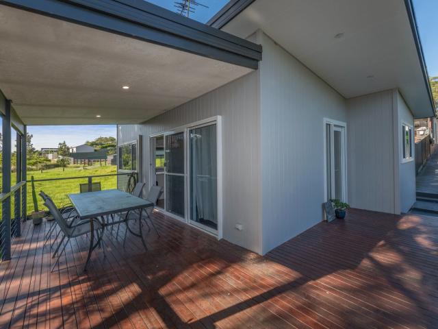 Granny flat in near new condition with private access