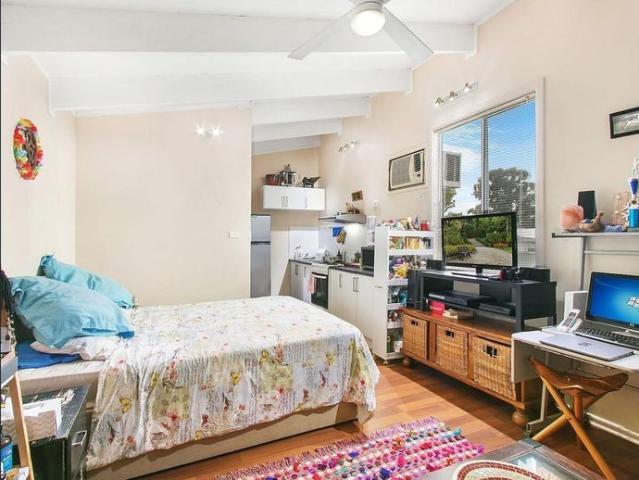 GRANNY FLAT STUDIO CLOSE TO SEVEN HILLS STATION