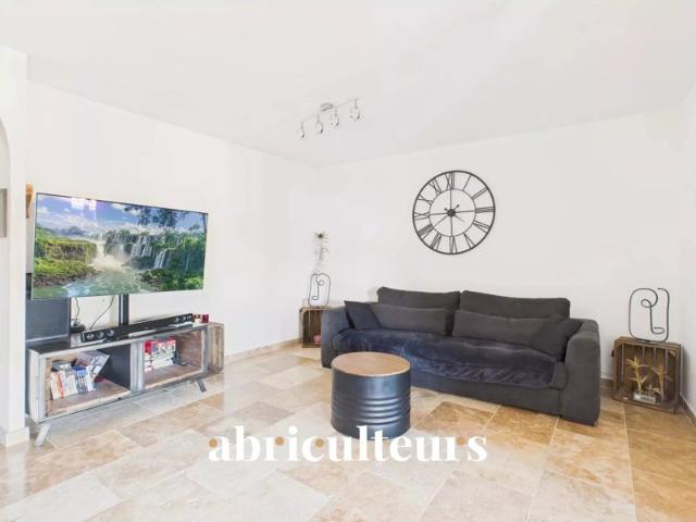 GRANS 13450 appartement T3/4 rénové de 95,60 m²