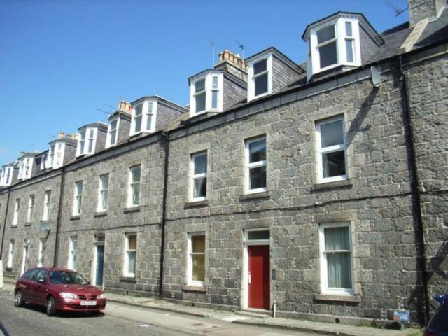Granton Place 3 bed flat to rent £900 pcm £208 pw
