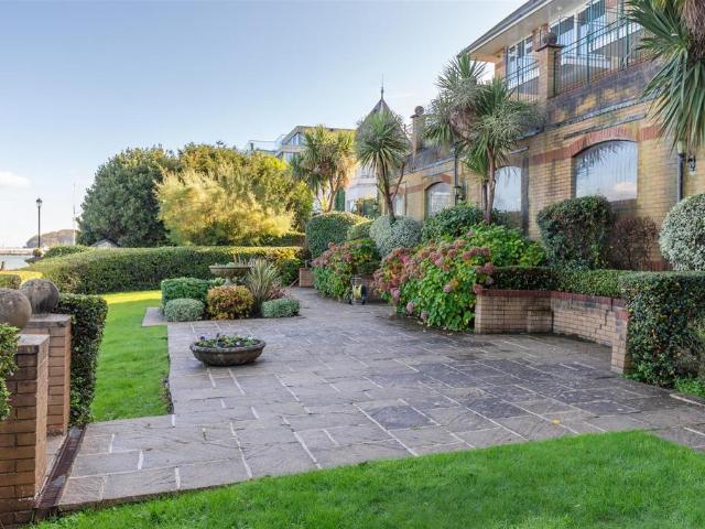 Grantham Court, Queen's Road, Cowes 2 bed apartment to rent £1,700 pcm £392 pw