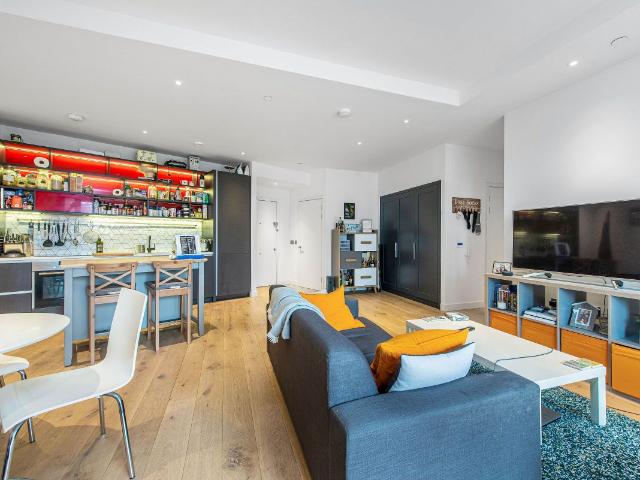 Grantham House, Botanic Square, London E14, 2 bed flat to rent, £2,850 pcm | PrimeLocation