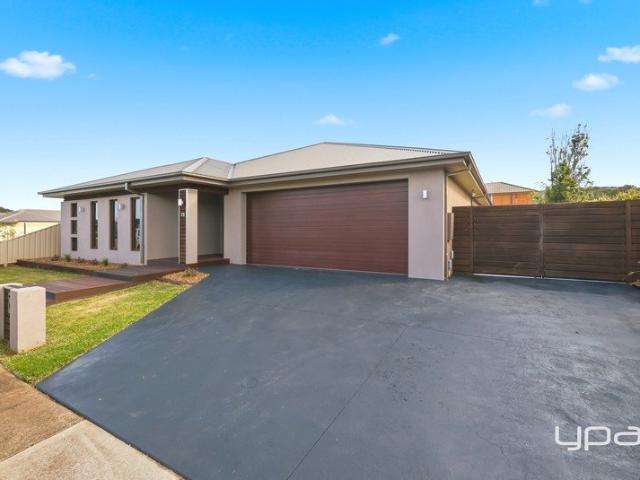 GRANTLEIGH FAMILY LIVING FIVE BEDROOMS, 911m² & SIDE ACCESS