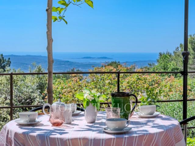 Grasse Propriété composée de deux villas provençales avec. 231m² Grasse