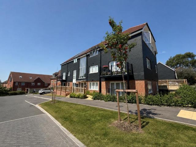 Grasslands Close Haslemere GU27 2 bed apartment to rent £1,040 pcm £240 pw